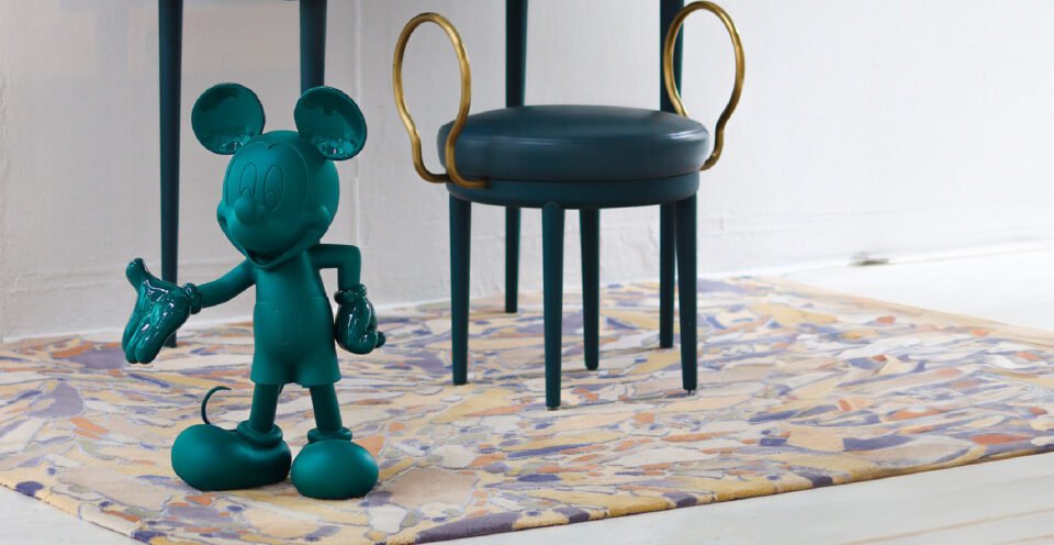Mickey Welcome Medium, Sculpture design haut de gamme Leblon Delienne, joyeux et audacieux, capturant l’icône Mickey Mouse. Disponible chez D-Style Interior