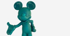 Mickey Welcome Large, Sculpture design haut de gamme Leblon Delienne, emblématique et joyeux, grandeur nature. Disponible chez D-Style Interior