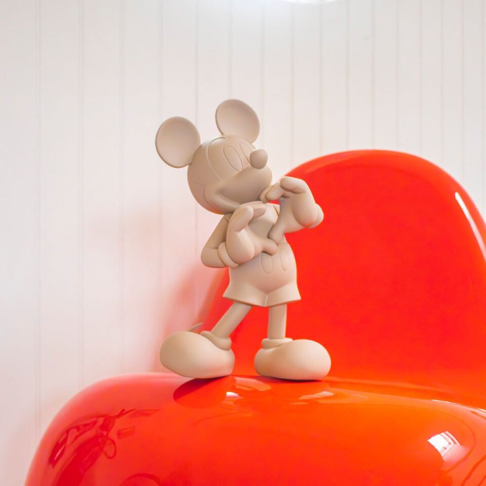 Mickey With Love Small, sculpture design haut de gamme Leblon Delienne x Kelly Hoppen, création élégante et poétique. Disponible chez D-Style Interior.
