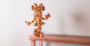 Minnie Welcome Léopard Medium, Sculpture design haut de gamme Leblon Delienne, résine peinte à la main, élégante et audacieuse, disponible chez D-Style Interior