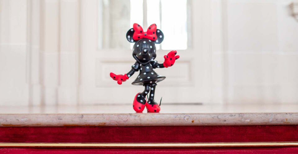 Minnie par Madame Chantal Thomass Small, Sculpture design haut de gamme par Leblon Delienne, interprétation audacieuse et colorée de Minnie Mouse. Disponible chez D-Style Interior