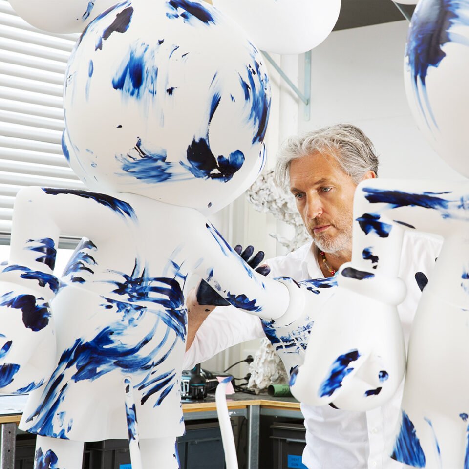 One Minute Mickey Large, sculpture design haut de gamme Leblon Delienne, peinte à la main par Marcel Wanders. Disponible chez D-Style Interior.