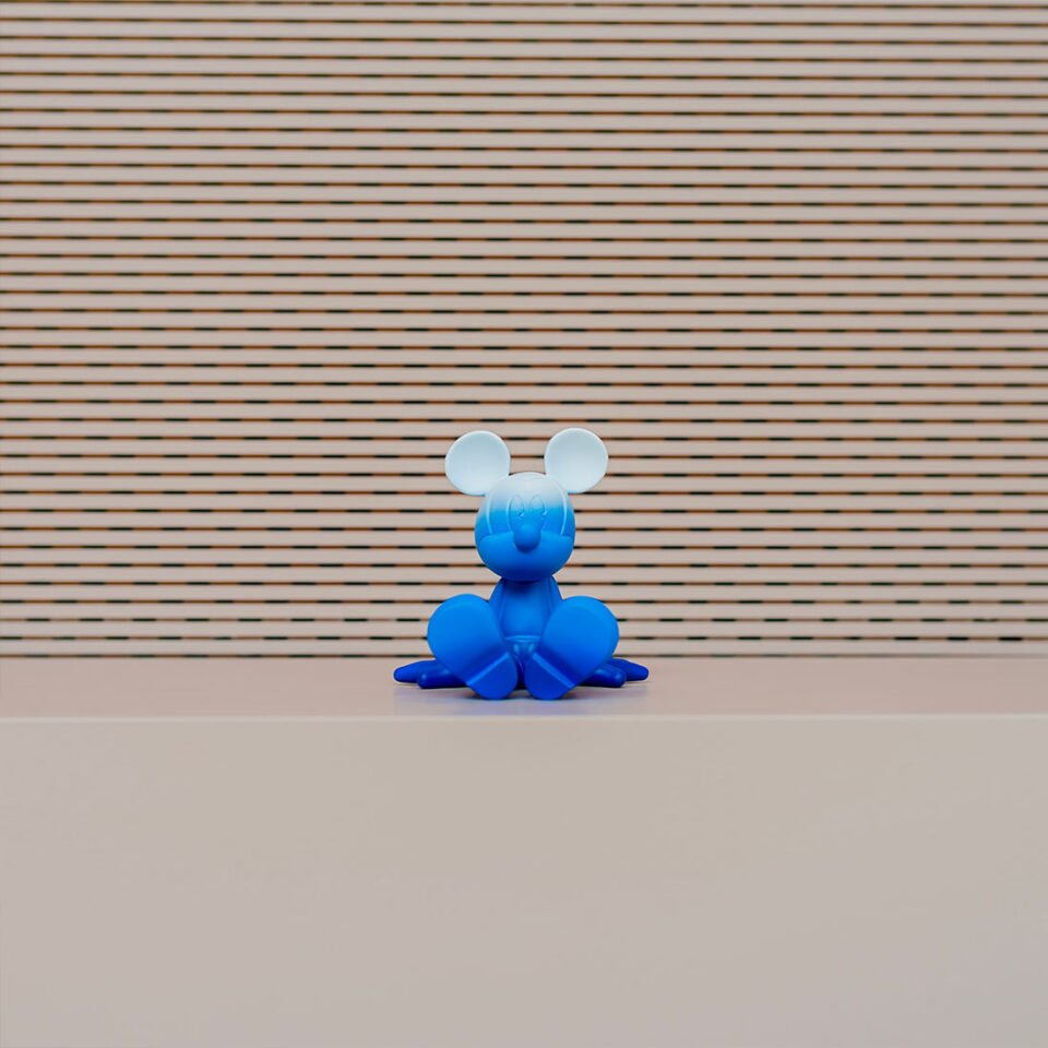 Sitting Mickey Dégradé Extra Small, sculpture design haut de gamme Leblon Delienne, création contemporaine avec finitions dégradées. Disponible chez D-Style Interior.