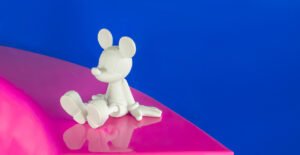Sitting Mickey Extra Small, Sculpture design haut de gamme Leblon Delienne, résine peinte à la main, contemporaine et élégante, disponible chez D-Style Interior