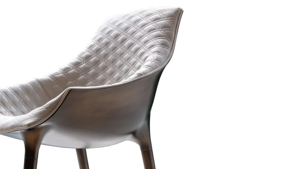 Milady chaise design haut de gamme en cuir par Reflex Angelo, disponible avec structure personnalisable et option de capitonnage Emerald. Disponible chez D-Style Interior.