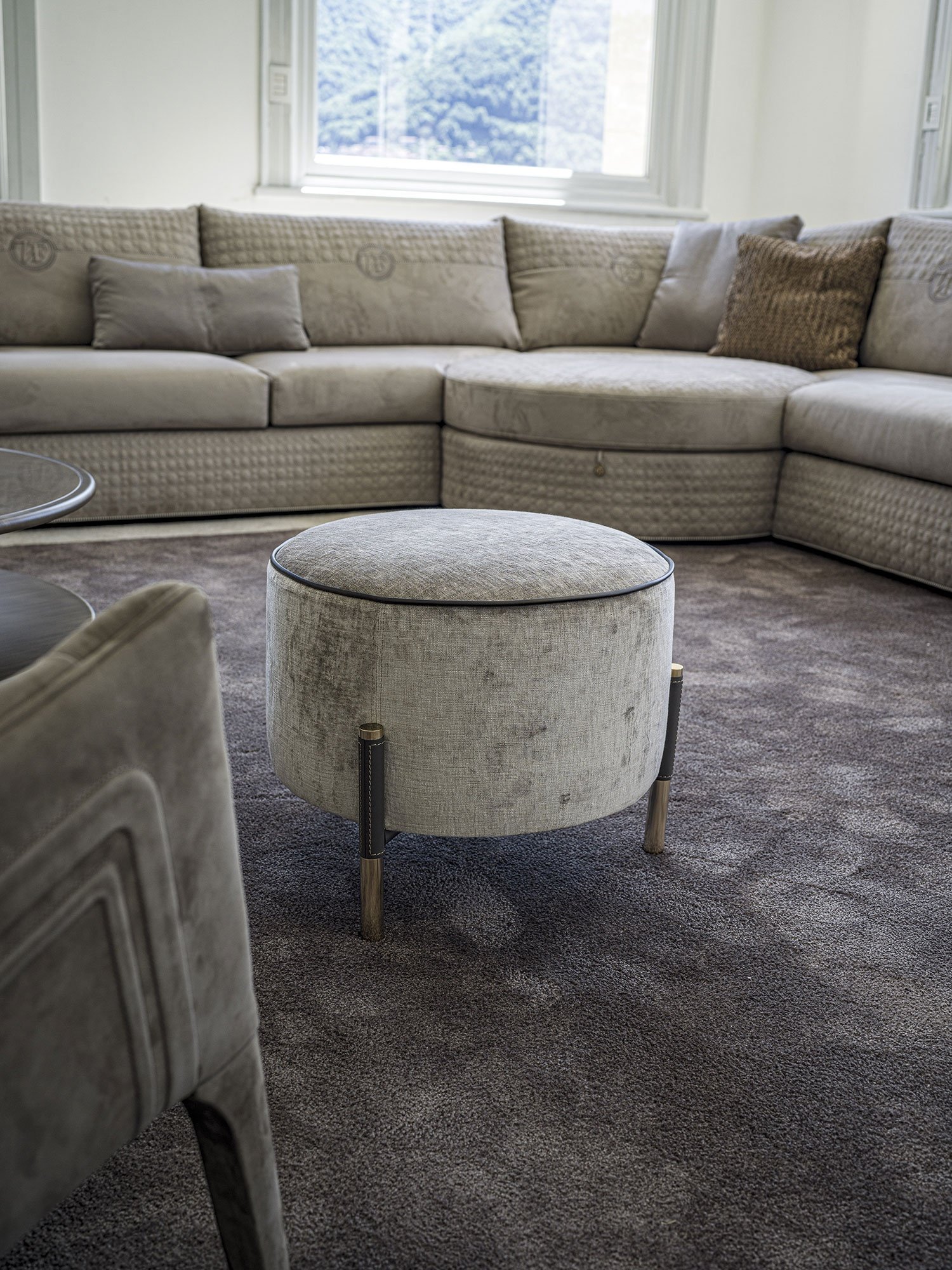 Araldo pouf de Vittoria Frigerio, alliance de textures nobles et de détails dorés. Élégance italienne disponible chez D-Style Interior.