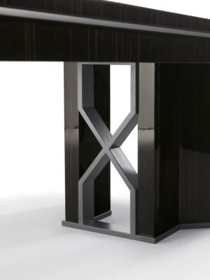 Grimaldi table de Vittoria Frigerio combine bois précieux et finitions métalliques pour un look imposant et raffiné. Disponible chez D-Style Interior.