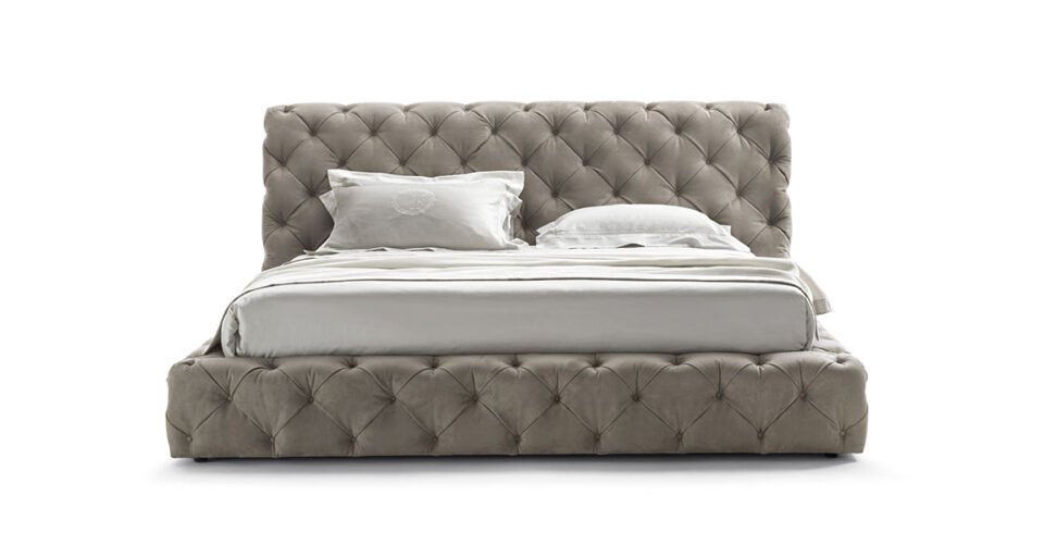 Caracciolo Lit design haut de gamme Vittoria Frigerio avec capitonné artisanal et lignes modernes. Disponible chez D-Style Interior.