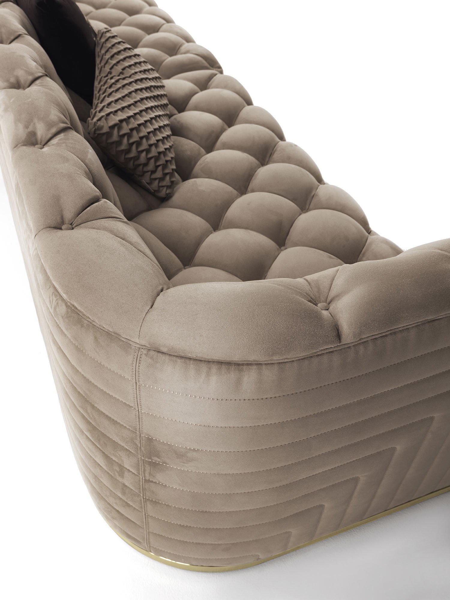 Caracciolo canapé design haut de gamme par Vittoria Frigerio, un canapé capitonné réalisé à la main au charme royal. Disponible chez D-Style Interior.