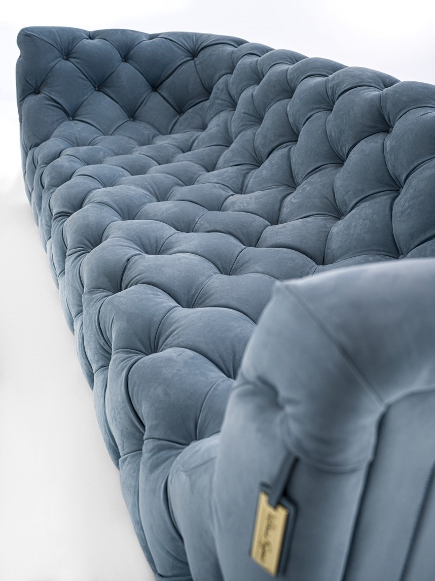 Caracciolo canapé design haut de gamme par Vittoria Frigerio, un canapé capitonné réalisé à la main au charme royal. Disponible chez D-Style Interior.