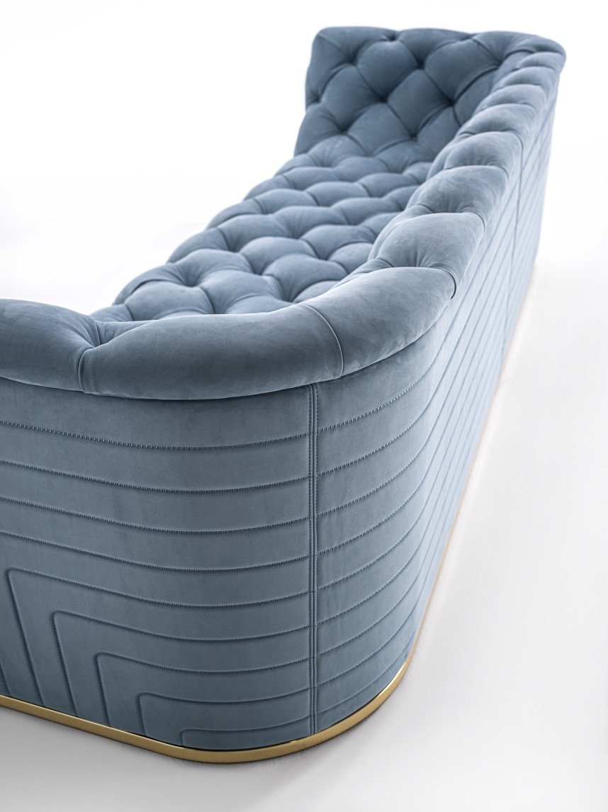 Caracciolo canapé design haut de gamme par Vittoria Frigerio, un canapé capitonné réalisé à la main au charme royal. Disponible chez D-Style Interior.