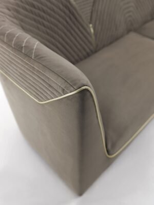 Ranieri canapé design haut de gamme par Vittoria Frigerio, un canapé raffiné aux lignes classiques et finitions dorées. Disponible chez D-Style Interior.