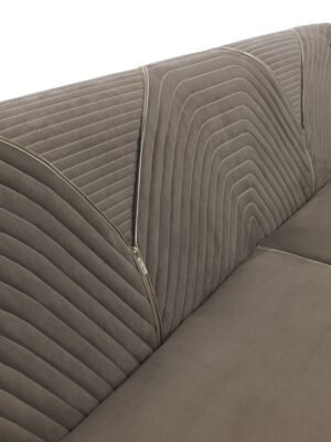 Ranieri canapé design haut de gamme par Vittoria Frigerio, un canapé raffiné aux lignes classiques et finitions dorées. Disponible chez D-Style Interior.