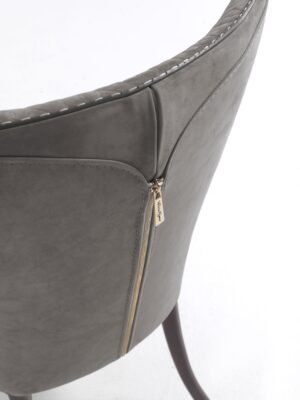 Adda chaise design haut de gamme par Vittoria Frigerio, aux lignes élégantes et au dossier enveloppant, avec matelassage raffiné et pieds en frêne massif. Disponible chez D-Style Interior.