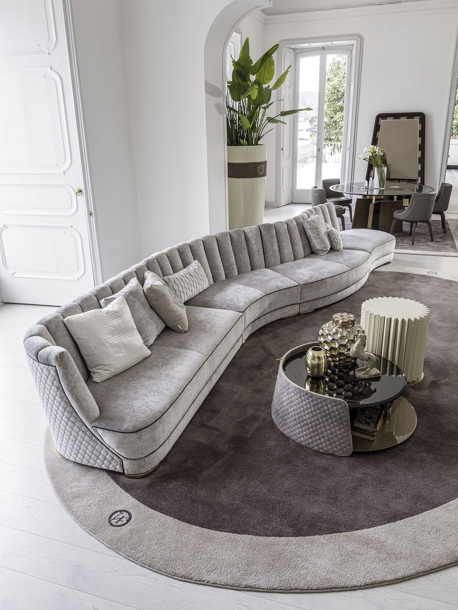 Farnese canapé design haut de gamme par Vittoria Frigerio, un canapé modulable alliant élégance, confort et finitions artisanales. Disponible chez D-Style Interior.