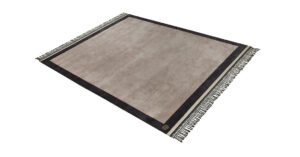 Pisani tapis design haut de gamme en laine tuftée avec cadre contrasté, logo VF et option franges. Disponible chez D-Style Interior.