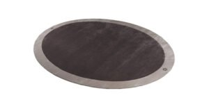 Pisani tapis design haut de gamme en laine tuftée avec cadre contrasté, logo VF et option franges. Disponible chez D-Style Interior.