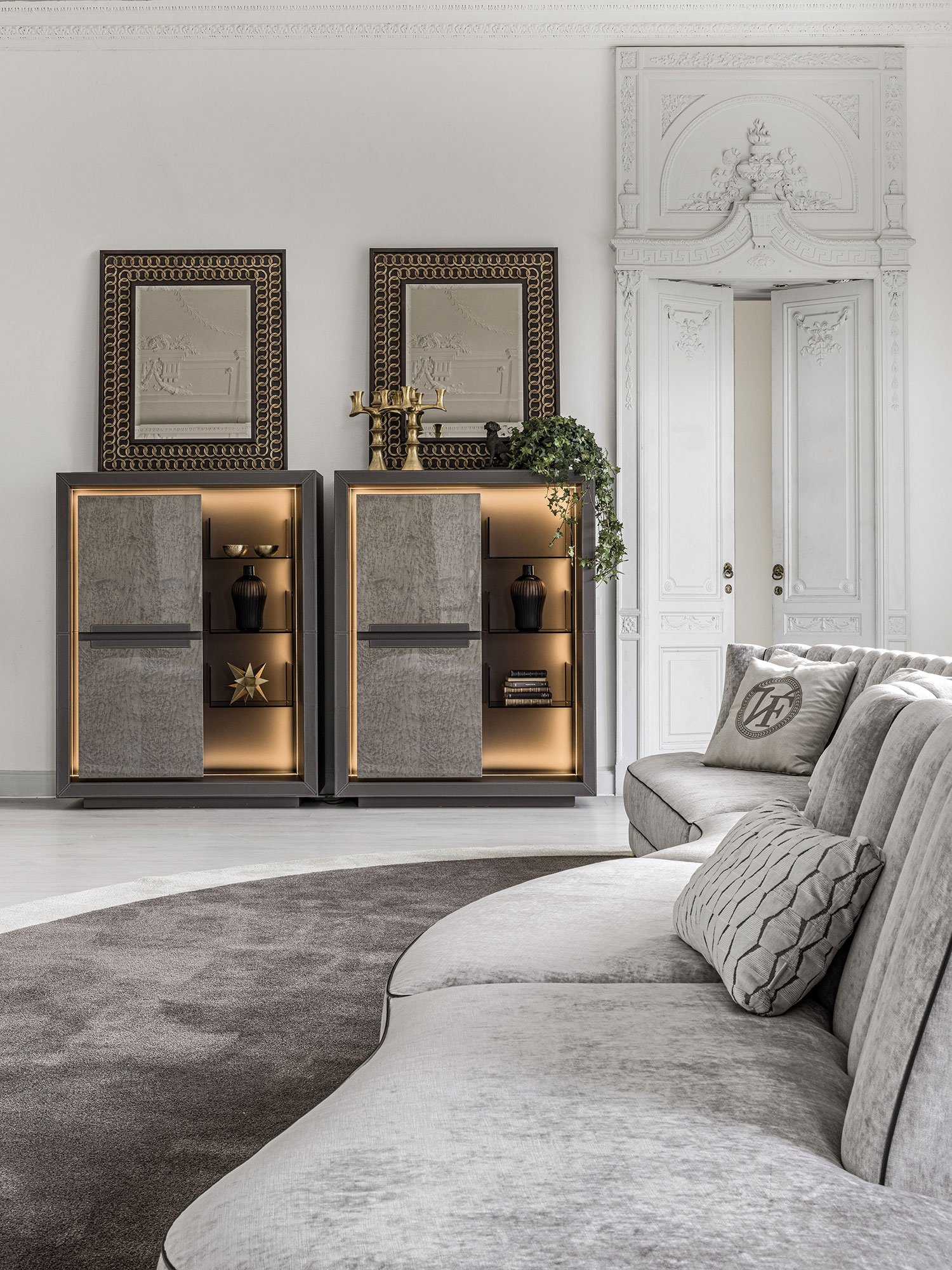 Lanza Cabinet design haut de gamme en cuir avec étagères en verre bronze et éclairage LED. Disponible chez D-Style Interior.