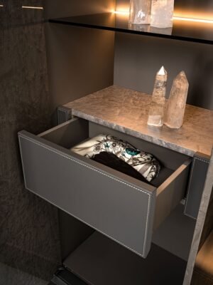 Lanza Cabinet design haut de gamme en cuir avec étagères en verre bronze et éclairage LED. Disponible chez D-Style Interior.