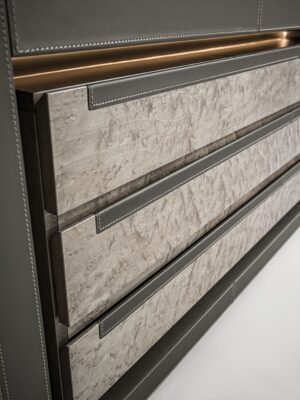 Lanza commode design haut de gamme en cuir avec finitions bois nobles et caisson en verre éclairé. Disponible chez D-Style Interior.