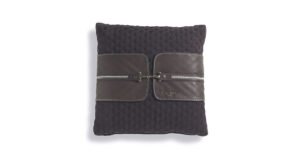 VF01 Coussin design matelassé avec bande en cuir et boucle métallique, disponible en trois couleurs. Disponible chez D-Style Interior.