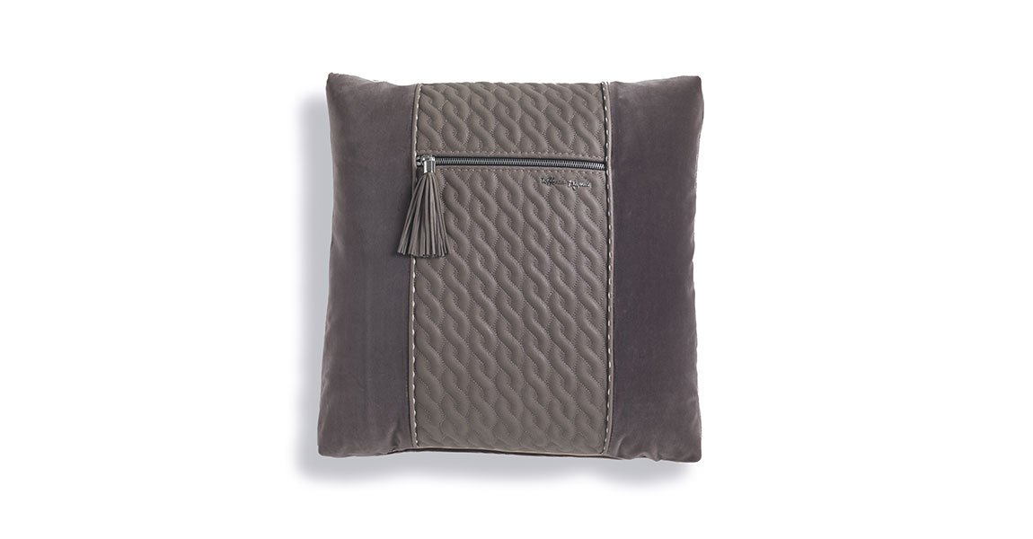 VF05 coussin design avec insert en cuir matelassé et zip métallique, disponible en trois couleurs. Disponible chez D-Style Interior.