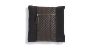 VF05 coussin design avec insert en cuir matelassé et zip métallique, disponible en trois couleurs. Disponible chez D-Style Interior.