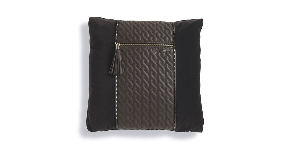 VF05 coussin design avec insert en cuir matelassé et zip métallique, disponible en trois couleurs. Disponible chez D-Style Interior.