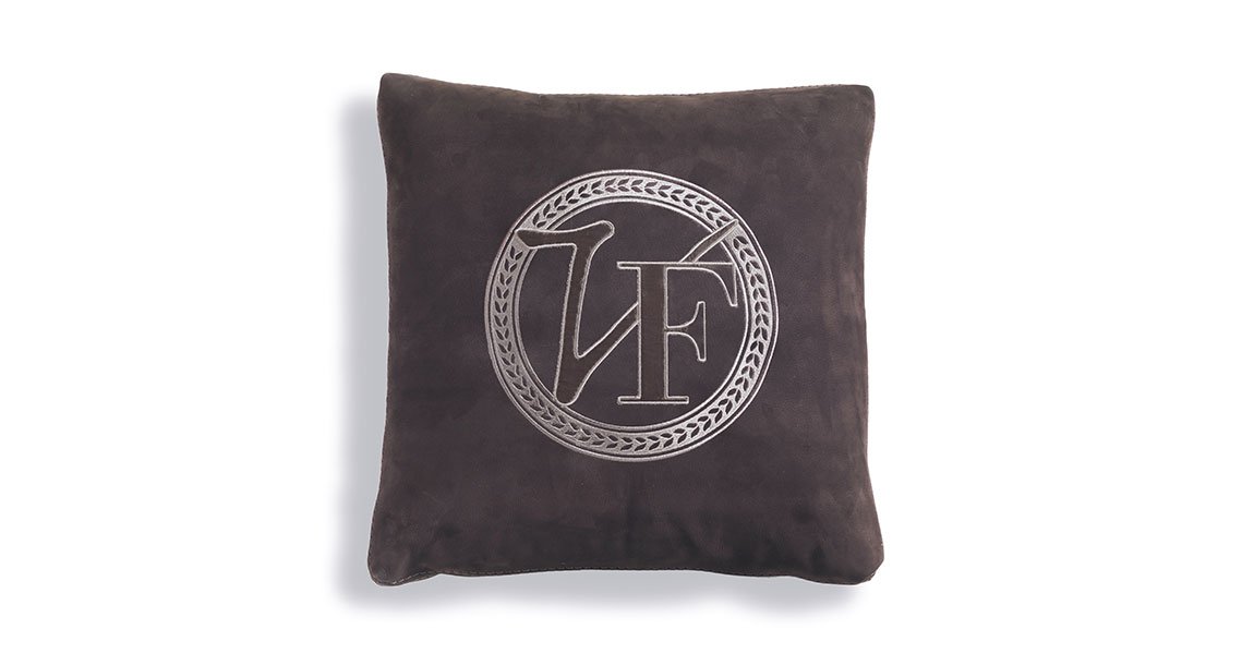 Glam Collection coussins design de Vittoria Frigerio, un ensemble élégant en tissu ou cuir avec détails raffinés. Disponible chez D-Style Interior.