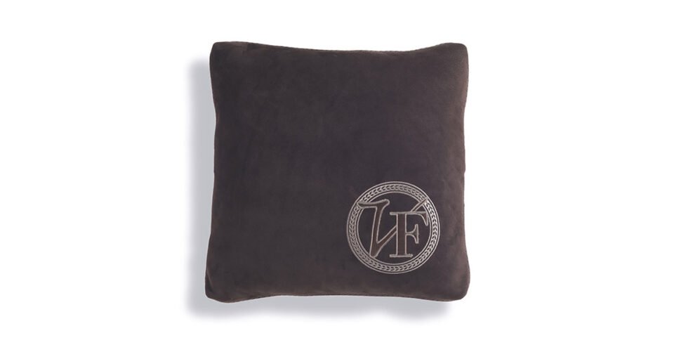 Glam Collection coussins design de Vittoria Frigerio, un ensemble élégant en tissu ou cuir avec détails raffinés. Disponible chez D-Style Interior.