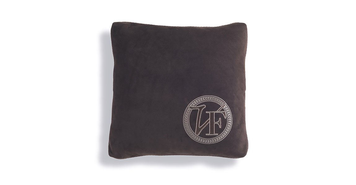 Glam Collection coussins design de Vittoria Frigerio, un ensemble élégant en tissu ou cuir avec détails raffinés. Disponible chez D-Style Interior.