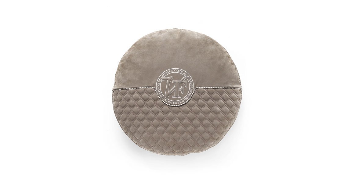 Glam Collection coussins design de Vittoria Frigerio, un ensemble élégant en tissu ou cuir avec détails raffinés. Disponible chez D-Style Interior.