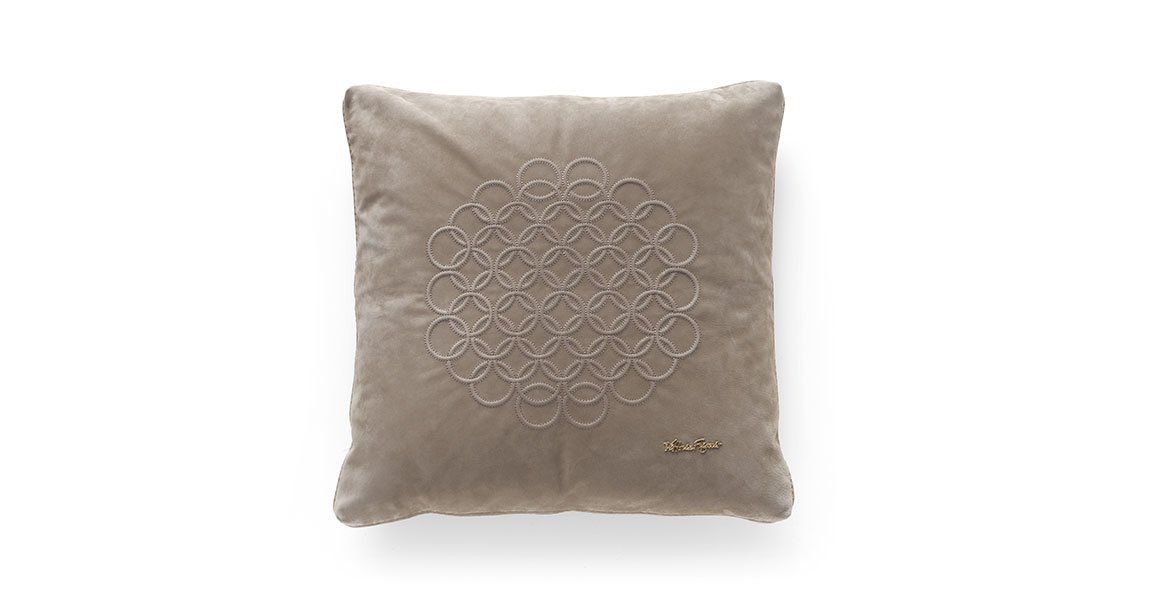 Glam Collection coussins design de Vittoria Frigerio, un ensemble élégant en tissu ou cuir avec détails raffinés. Disponible chez D-Style Interior.