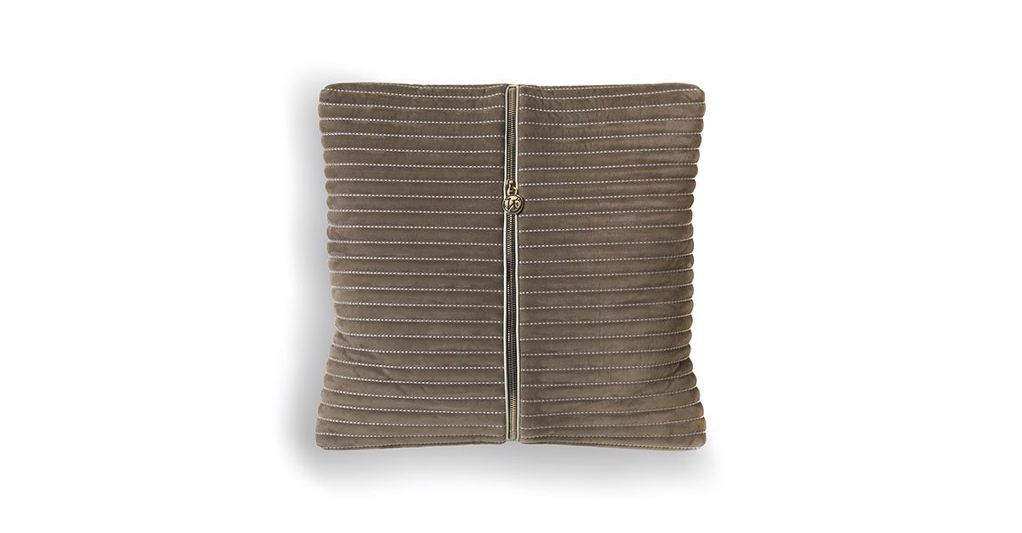 Glam Collection coussins design de Vittoria Frigerio, un ensemble élégant en tissu ou cuir avec détails raffinés. Disponible chez D-Style Interior.