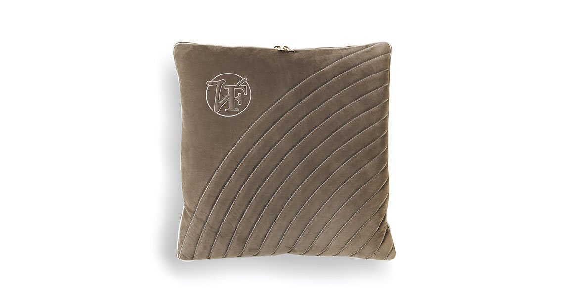 Glam Collection coussins design de Vittoria Frigerio, un ensemble élégant en tissu ou cuir avec détails raffinés. Disponible chez D-Style Interior.