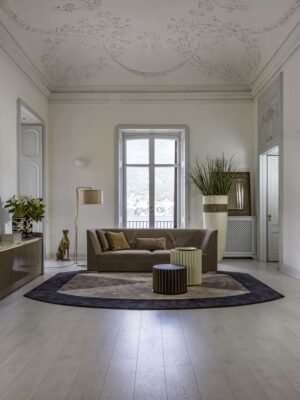 Ranieri canapé design haut de gamme par Vittoria Frigerio, un canapé raffiné aux lignes classiques et finitions dorées. Disponible chez D-Style Interior.