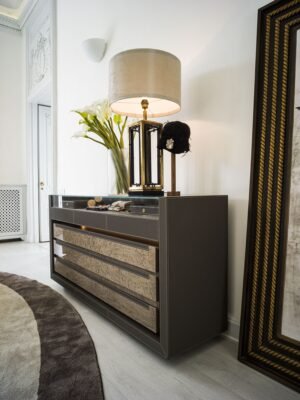 Lanza commode design haut de gamme en cuir avec finitions bois nobles et caisson en verre éclairé. Disponible chez D-Style Interior.