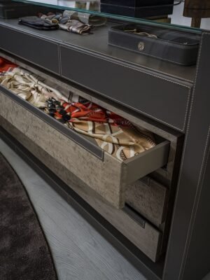 Lanza commode design haut de gamme en cuir avec finitions bois nobles et caisson en verre éclairé. Disponible chez D-Style Interior.