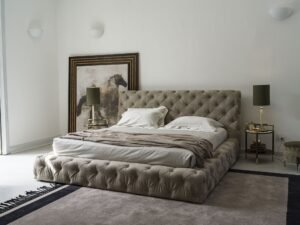 Caracciolo Lit design haut de gamme Vittoria Frigerio avec capitonné artisanal et lignes modernes. Disponible chez D-Style Interior.