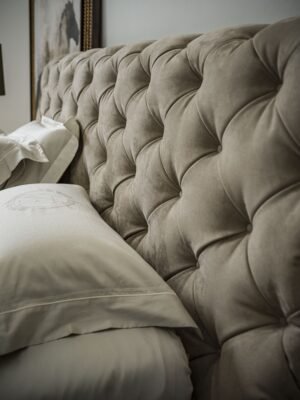 Caracciolo Lit design haut de gamme Vittoria Frigerio avec capitonné artisanal et lignes modernes. Disponible chez D-Style Interior.