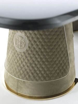 Foscari table de Vittoria Frigerio, avec plateau en marbre et pieds habillés de cuir ou tissu. Une pièce luxueuse pour salle à manger. Disponible chez D-Style Interior.