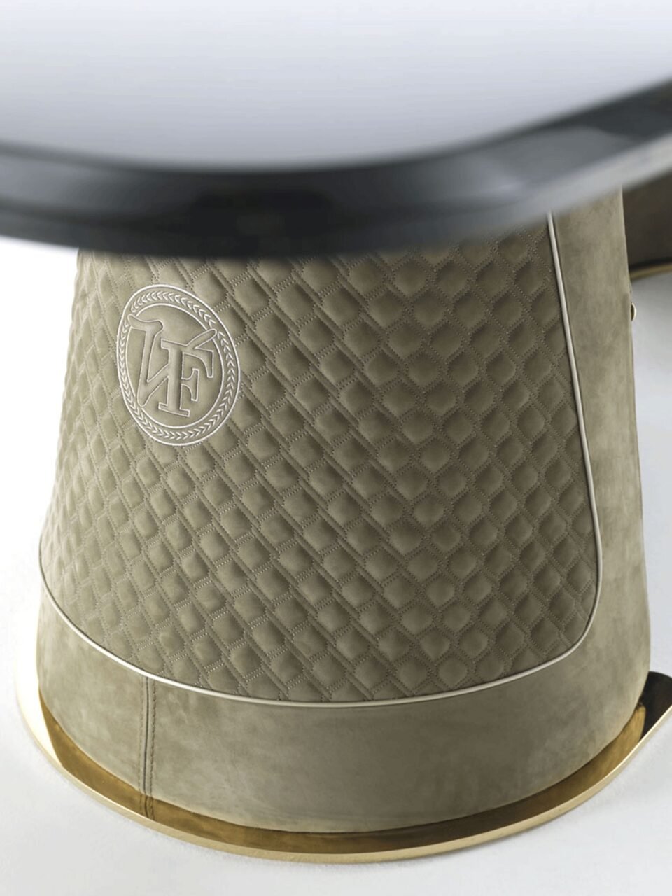 Foscari table de Vittoria Frigerio, avec plateau en marbre et pieds habillés de cuir ou tissu. Une pièce luxueuse pour salle à manger. Disponible chez D-Style Interior.