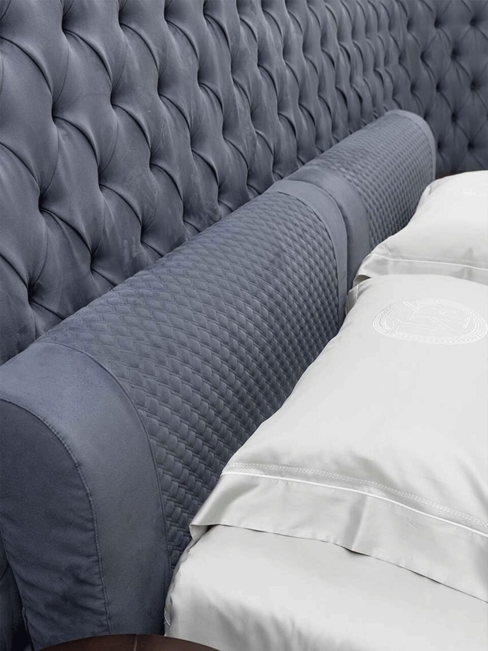 Medici grand lit design haut de gamme avec grand tête de lit capitonnée, coussins lombaires intégrés et structure épurée. Disponible chez D-Style Interior.