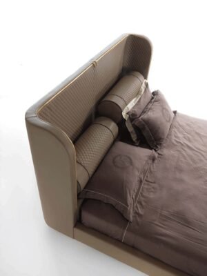 Bellini Lit design haut de gamme Vittoria Frigerio, avec tête de lit matelassée, zip décoratif et coussins roulés réglables. Disponible chez D-Style Interior.