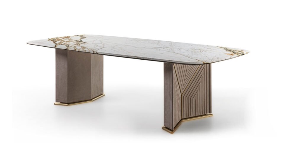 Pinto table de Vittoria Frigerio, avec plateau en marbre biseauté et base matelassée en cuir. Un design luxueux et personnalisable. Disponible chez D-Style Interior.