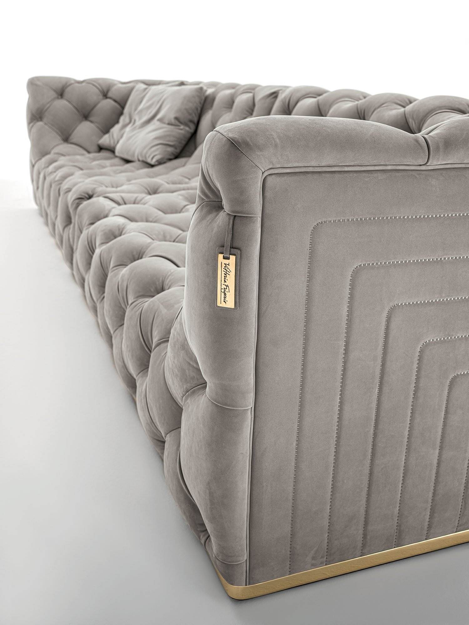 Caracciolo canapé design haut de gamme par Vittoria Frigerio, un canapé capitonné réalisé à la main au charme royal. Disponible chez D-Style Interior.