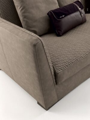 Visconti canapé design haut de gamme par Vittoria Frigerio au style élégant et modulable. Disponible chez D-Style Interior.