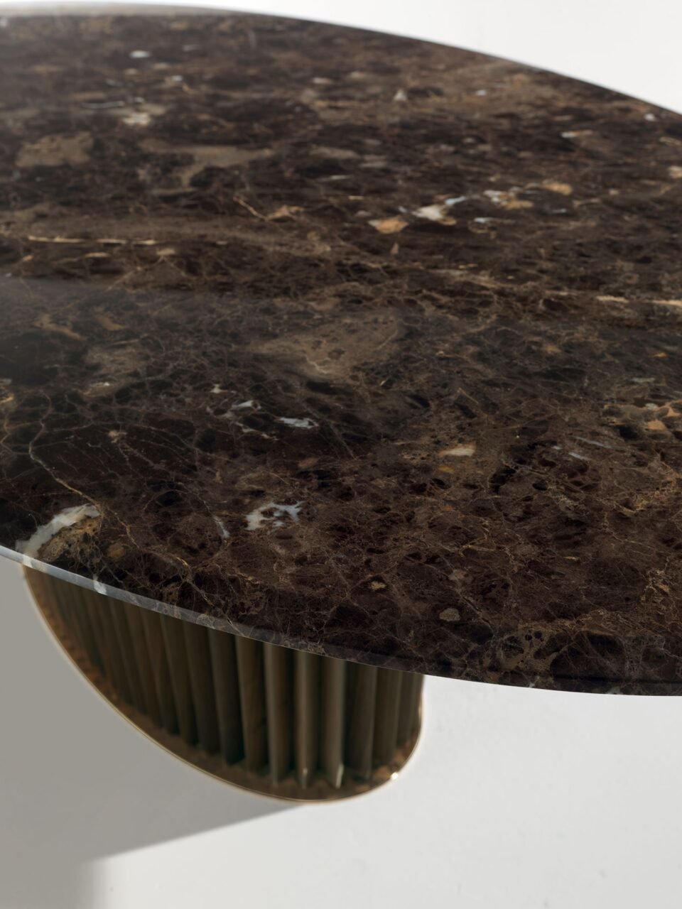 Colonna table design haut de gamme par Vittoria Frigerio, avec base monolithique sculptée et plateau ovale en marbre. Disponible chez D-Style Interior.