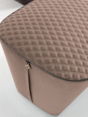 Dosi pouf de Vittoria Frigerio, forme évasée, matelassage élégant et finitions soignées. Disponible chez D-Style Interior.