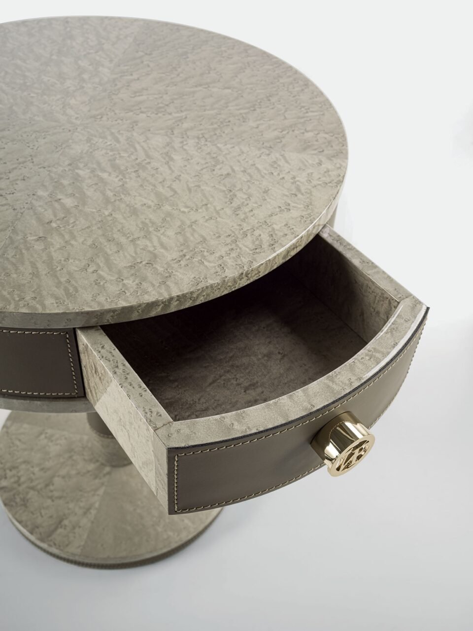 Salis table d’appoint haut de gamme en bois et cuir avec tiroir intégré, finitions personnalisables et poignée logo VF. Disponible chez D-Style Interior.